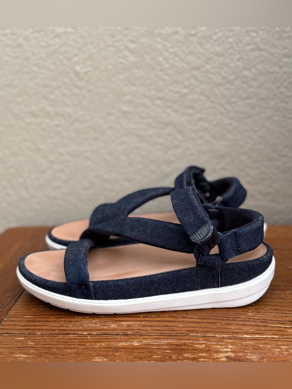 FitFlop Loosh Luxe Denim Navy/White W Sz.9 Comfort Wedge Sandal Adjustable Strap